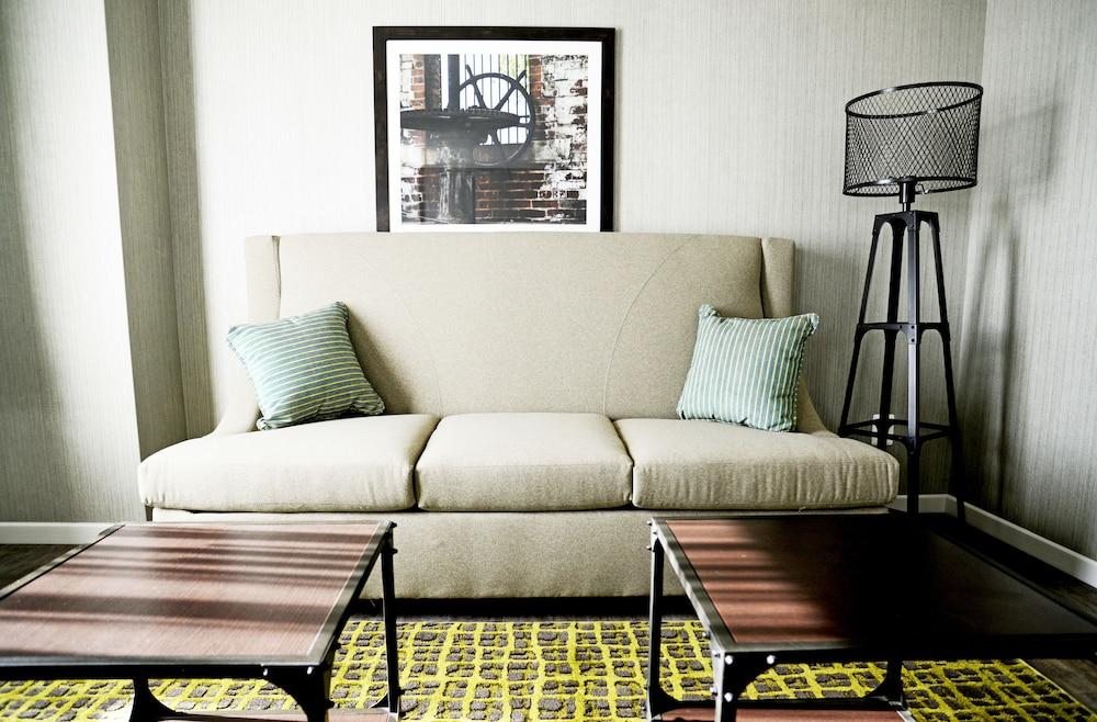 Hampton & Washington, D.c. - Navy Yard Hotel